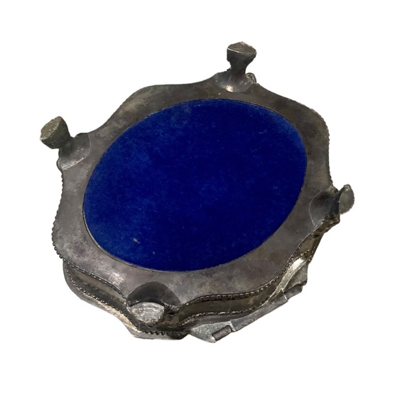 🚩SOLD🚩 Vintage Silver Plated Velvet Lined Repousse Box Lion Head Mounted Feet - Picture 6 of 15